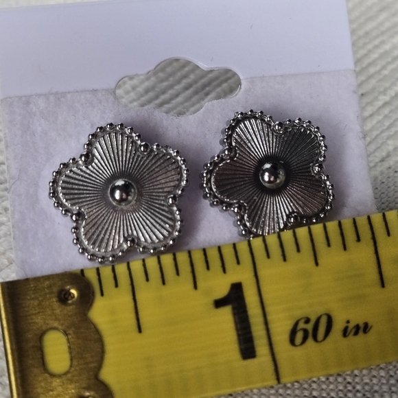 Vintage-Inspired Silver Filigree Earrings - Picture 5 of 5